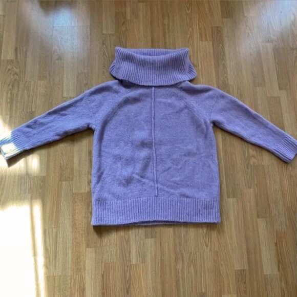 Banana Republic
Oversized Cowl-Neck
Tunic Sweater Lilac
51% Alpaca blend Sz XL - Picture 9 of 12